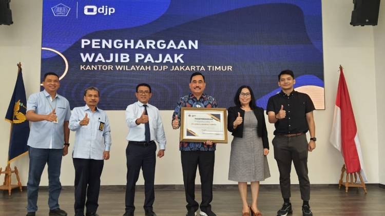 Hendrik Sitompul Kembali Terima Penghargaan Pembayaran Pajak Terbesar di KPP Pratama Jakarta