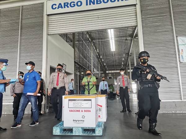 Tiba di Sumut, Brimob Polda Sumut Kawal Distribusi 8.000 Vial Vaksin Sinovac