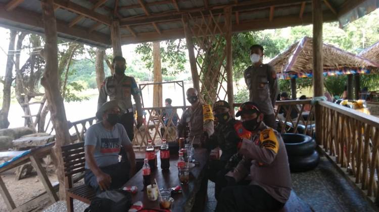 Ingatkan Prokes, Babinsa Sebawi Sambangi Kawasan Wisata Danau Sebedang
