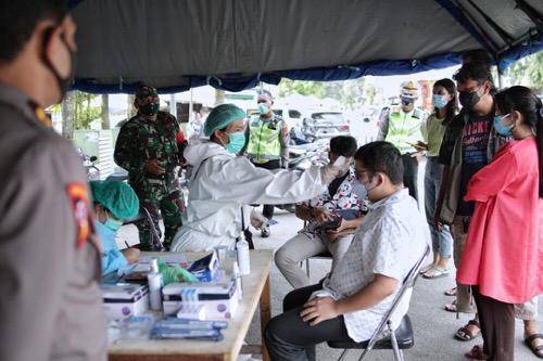 Masuk ke Wilayah Medan, Pengendara Diperiksa dan Jalani Test Swab Antigen di Pos Cek Point Penyekatan