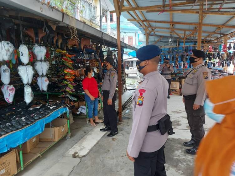 Polsek Medan Timur Bubarkan Kerumunan Warga di Pasar Sambu Medan