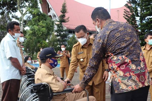 ASN Difabel di Toba Terima Bantuan Kursi Roda