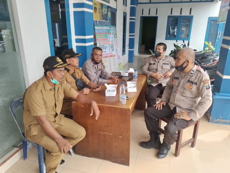 Polisi Sampaikan Pesan Kamtibmas Kepada Kadus Sekaligus Pembagian Masker di Percut Sei Tuan