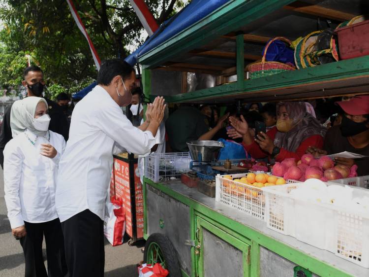  Salurkan Bansos di Surakarta, Presiden Harap Ekonomi Pulih Kembali