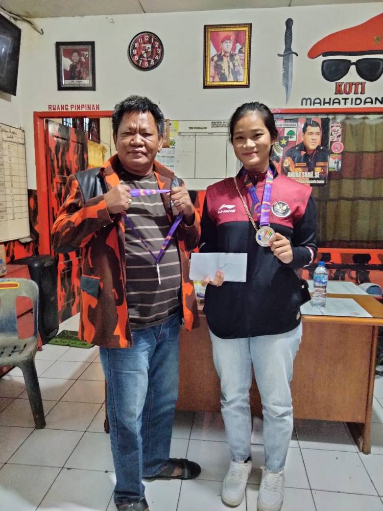 Raih Mendali Perak di Cabang Karate Putri Sea Games Vietnam 2022, Ketua PAC PP Medan Area Beri Bonus Pada Desynta Boru Banurea 