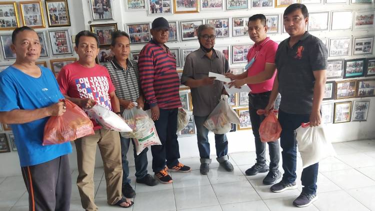 Wujud Kepedulian Seprofesi, Ketua Pewarta Gulirkan Bantuan Sembako dan Santunan Kepada Wartawan Senior di Medan