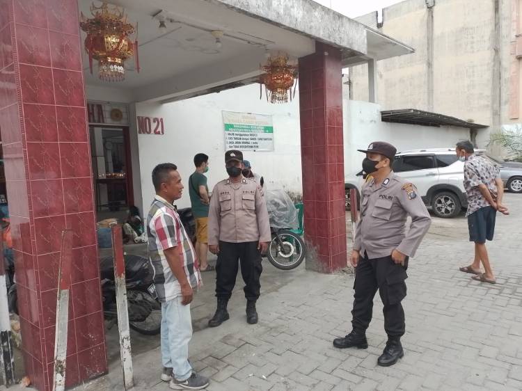 Sat Binmas Polrestabes Medan Berikan Pesan Kamtibmas dan Pembagian Masker Kepasa Jemaat Candi Buddha 
