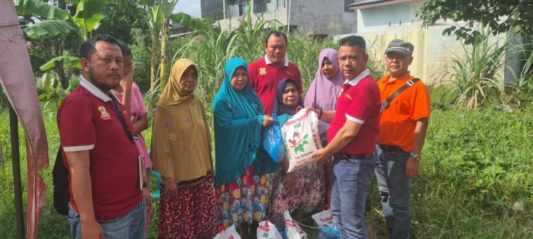 Jumat Barokah, Ketua Pewarta Berikan Sembako Kepada Warga Kurang Mampu di Bandar Klippa