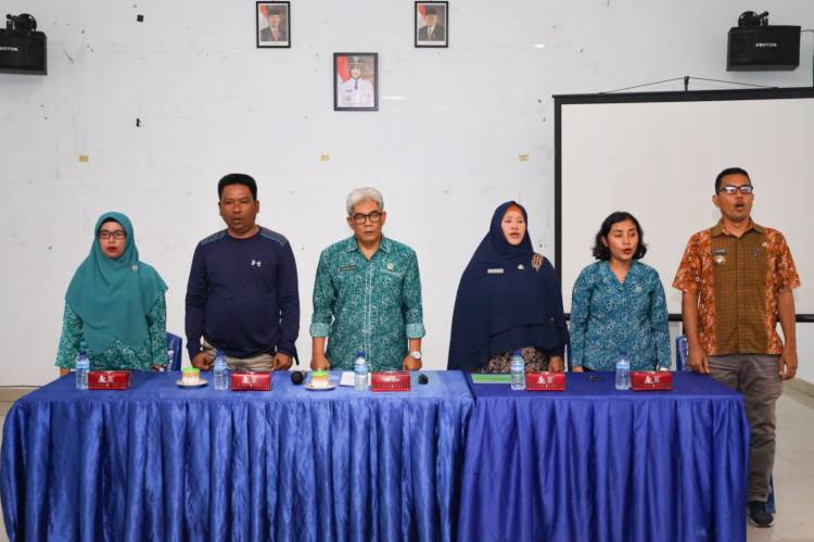 Ketua TP PKK Pematang Siantar Serahkan Baju Seragam kepada Kader IVA Test dan PAAR di Siantar Marihat