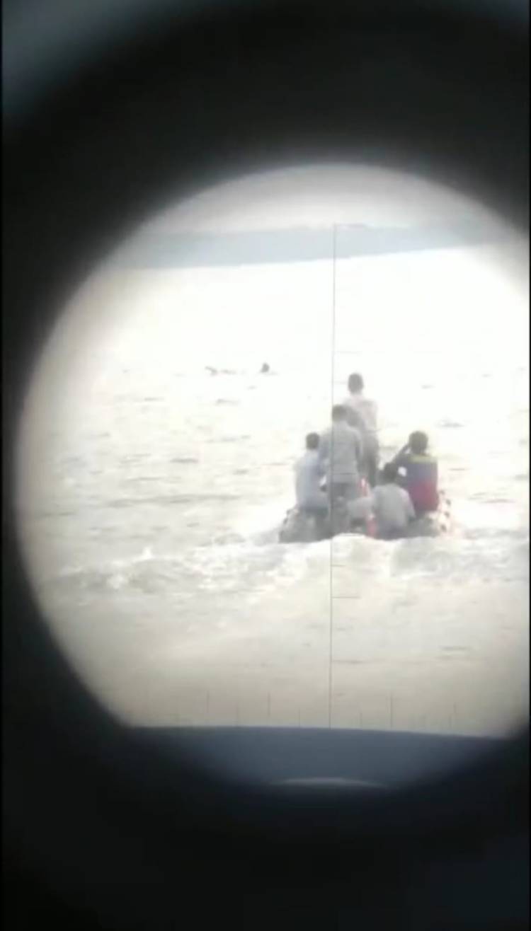 Bakamla RI Evakuasi Korban Kecelakaan Perahu Alami Kebocoran di Perairan Teluk Kendari