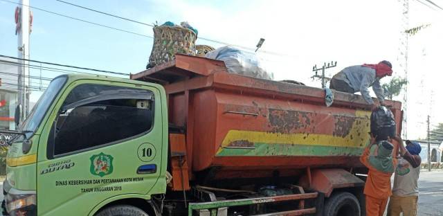 Tanggal Merah, Petugas Kebersihan Kecamatan Medan Marelan Tetap Bekerja Pastikan Wilayah Bebas dari Sampah