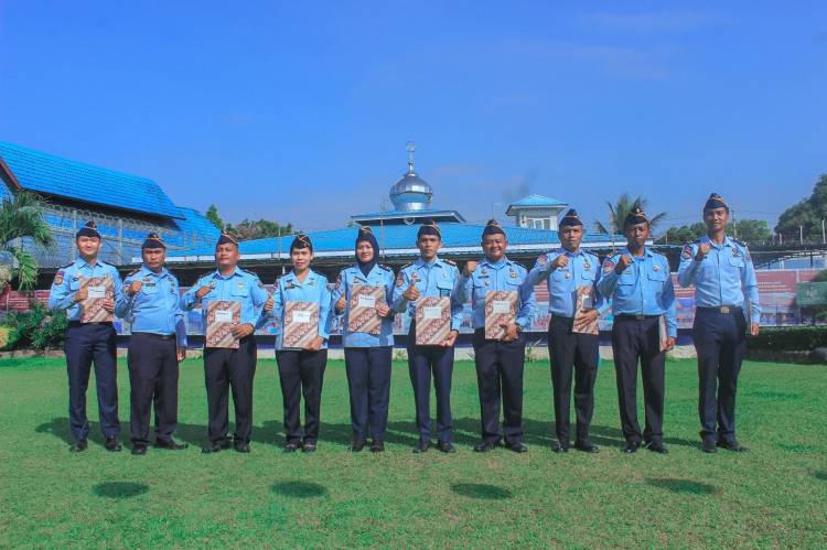 Naik Setingkat Lebih Tinggi, Kalapas Binjai Kanwil Kumham Sumut Sematkan Pangkat 11 Petugas