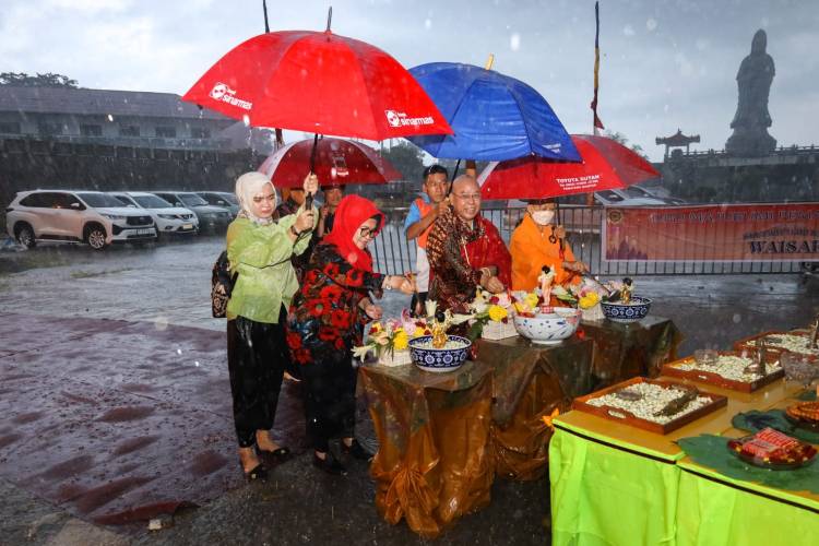 Hujan Deras, dr Susanti dan Ketua Dekranasda Tetap Semangat Hadiri Perayaan Tri Suci Waisak di Lapangan Perguruan Manjusri