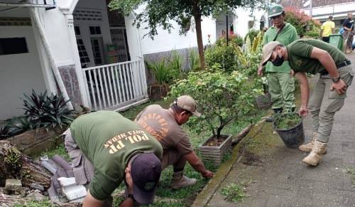 Satpol PP dan Dokter RSU Pringadi Medan Gotong Royong Bersama Bersihkan Areal Rumah Sakit