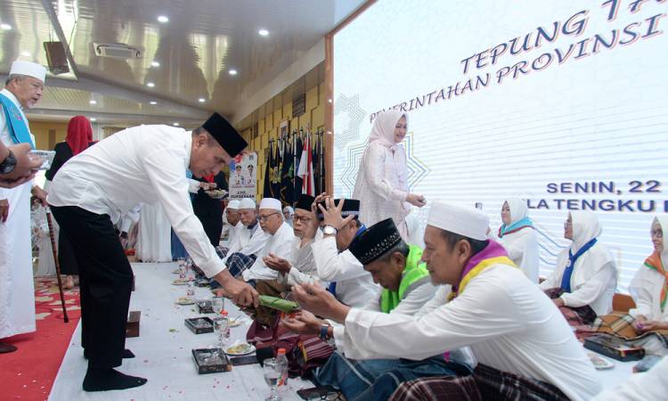Tepung Tawar Calon Jemaah Haji Pemprov Sumut, Gubernur Sumut Ingatkan Jaga Kesehatan dan Perbanyak Amal Ibadah