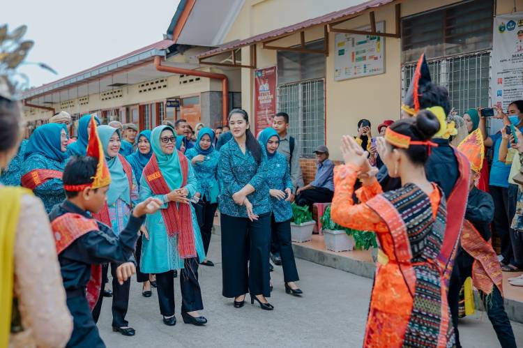 Terima Kunjungan Tim Monitoring PKK Sumut, Ny Kahiyang Ayu: Semoga Kelurahan Teladan Timur Juara Lomba PAAR