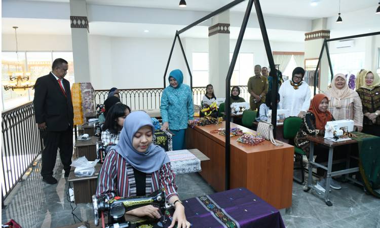 Tingkatkan Mutu Produk Fashion Daerah, Dekranasda Sumut Latih Desainer Kabupaten/Kota se-Sumut