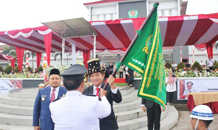 Serahkan Tunggul Kecamatan Terbaik Kategori Kabupaten, Pj Gubernur Sumut : Motivasi Bagi Para Bupati dan Camat