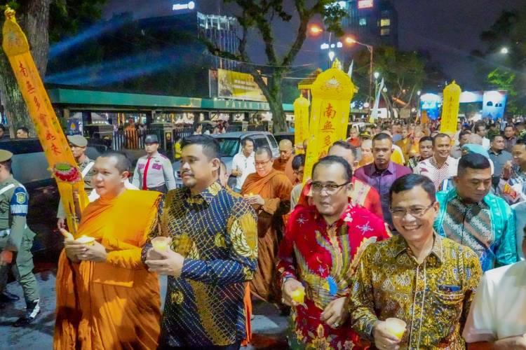 Peringatan Hari Raya Waisak Pemko Medan, Walikota Ikut Pawai Lilin Bersama Umat Buddha