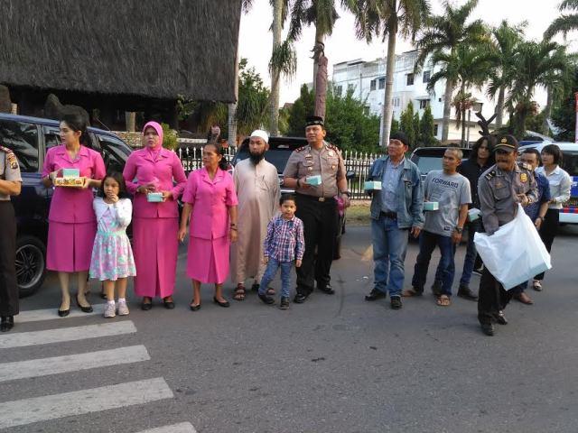 Ciptakan Kebersamaan, Polsek Medan Kota Bagikan Takjil ke Masyarakat di Jalan Stadion