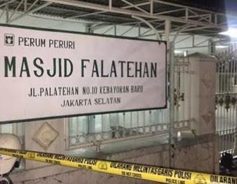 Dua Anggota Brimob Sat III Ditikam Saat Sholat di Masjid 