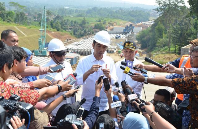 Tinjau Tol Bocimi, Presiden Jokowi: Progres Tidak Ada Masalah, Target Tidak Molor