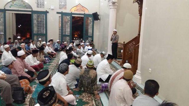Hadir di Masjid Medan Johor, Polsek Delitua Beri Himbauan Jelang Lebaran kepada Warga
