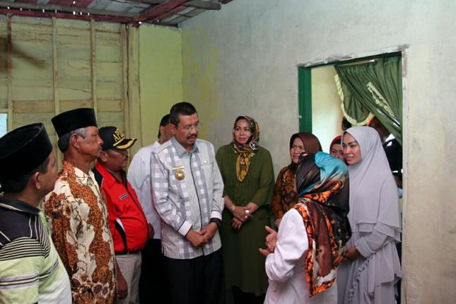 Tengku Erry Kunjungi Penerima Bedah Rumah di Madina 