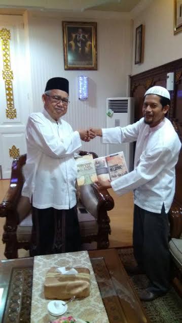 Dosen UIN Ar-Raniry Hadiahkan Buku Perjanjian Helsinki 2015 untuk Gubernur Aceh
