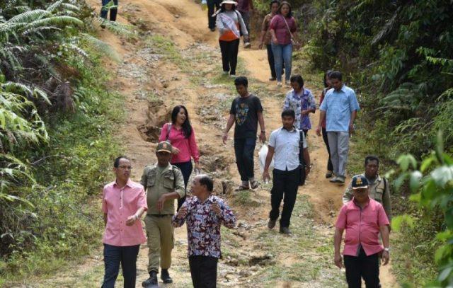 Kunjungi Dusun Martonabala, Bupati Humbahas Janji Akan Lakukan Perbaikan Jalan 