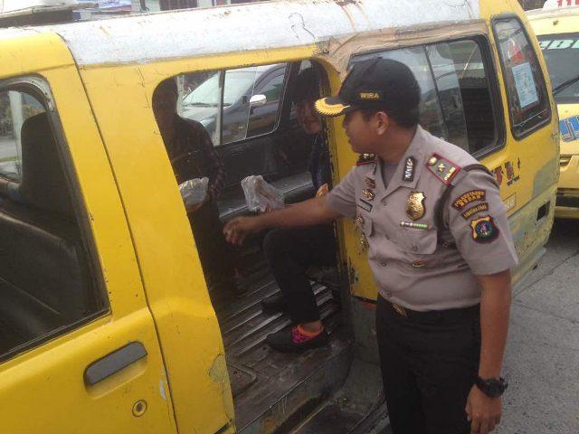 Polsek Delitua Bagi Takjil ke Masyarakat di Simpang Pos