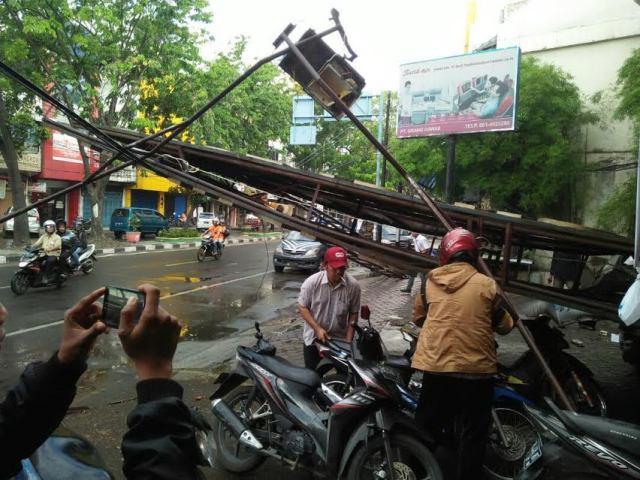 Angin Kencang, Baliho Hawai Tour Timpa 5 Motor di Jalan Brigjen Katamso