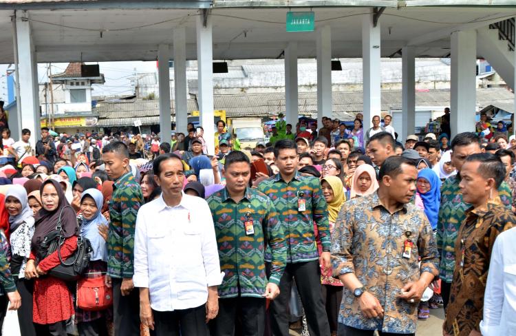 Warga Bogor-Sukabumi Antusias Sambut Pembagian Sembako dari Presiden Jokowi
