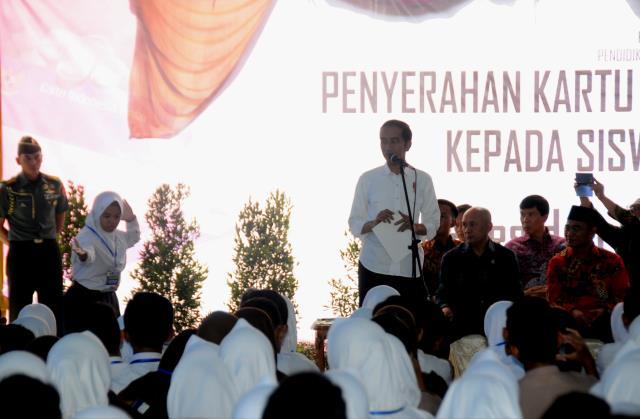 Serahkan 1.257 KIP di Ciamis, Presiden Jokowi Minta Siswi SMP Peragakan Jurus Silat