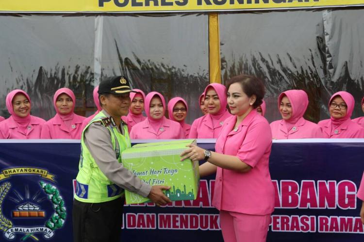 Dukung Tugas Suami, Bhayangkari Berikan Bingkisan ke Anggota Polri Yang Bertugas