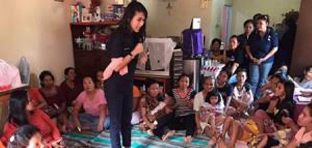 Tebar Kasih, Garnita Malahayati NasDem Serahkan Bantuan Sembako