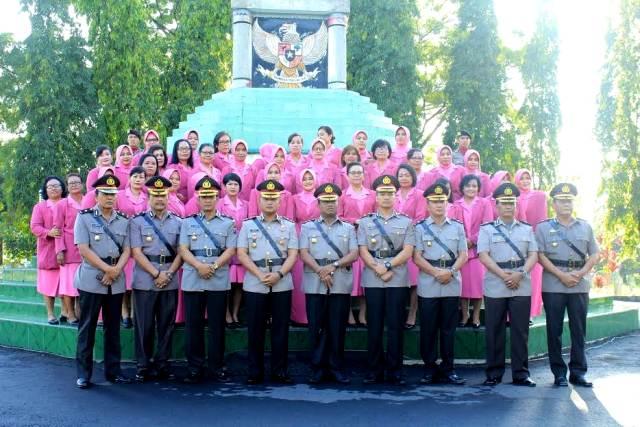 HUT Bhayangkara Ke-71, Polres Simalungun Bersama Polres Pematangsiantar Ziarah ke Taman Makam Pahlawan