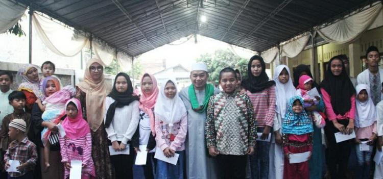 Ketua Fraksi PKS Bagikan 1.500 Paket Sembako dan Santunan Yatim