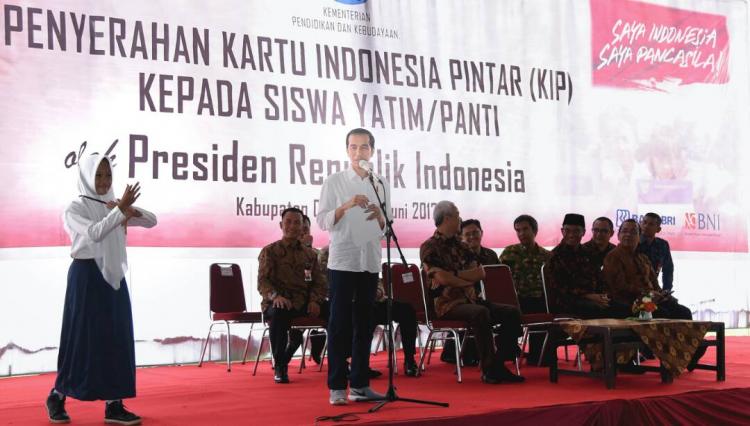 Dapat KIP, Presiden Jokowi: Anak-anak Harus Makin Rajin Belajar