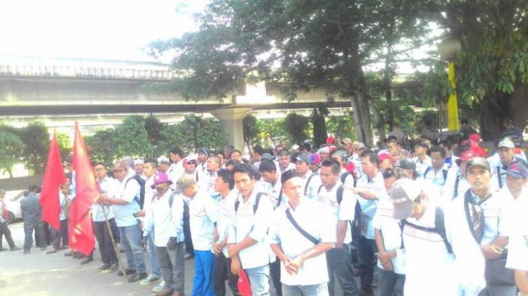 Awak Mobil Tangki Pertamina Tagih Janji Jokowi