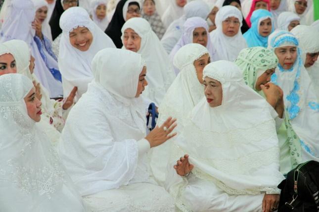 Seribuan Ibu-ibu  Sholat Tasbih di Rumah Dinas Gubernur Sumut