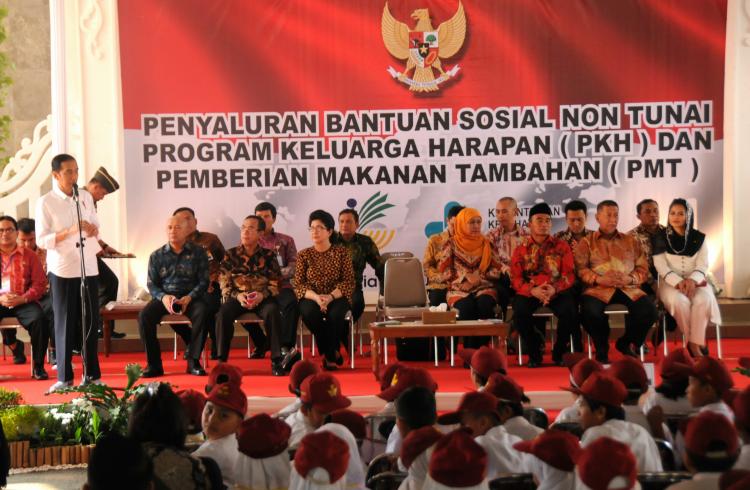 Presiden Jokowi: Uang PKH Tidak Boleh Buat Beli Rokok Atau Pulsa