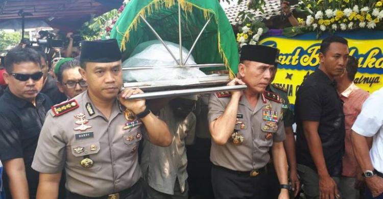 Kapolda Metro Jaya Gotong dan Antarkan Jenazah Italia ke Tempat Pembaringan Terakhir