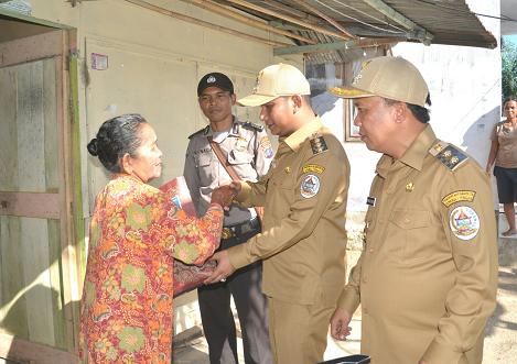Ketok Pintu, Bupati Tapanuli Tengah Ketok Pintu Berikan Bantuan Paket Lebaran kepada Lansia