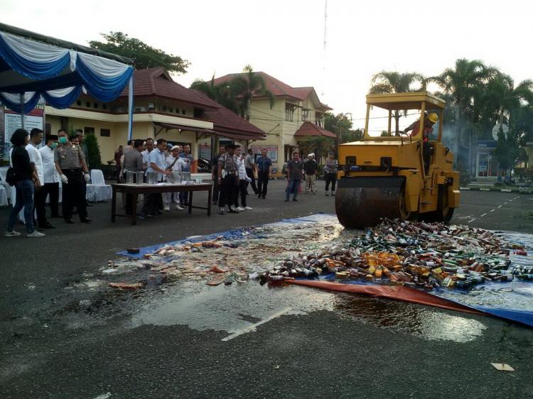 Hasil Operasi Pekat Toba 2017, 2.100 Botol Miras Dimusnahkan