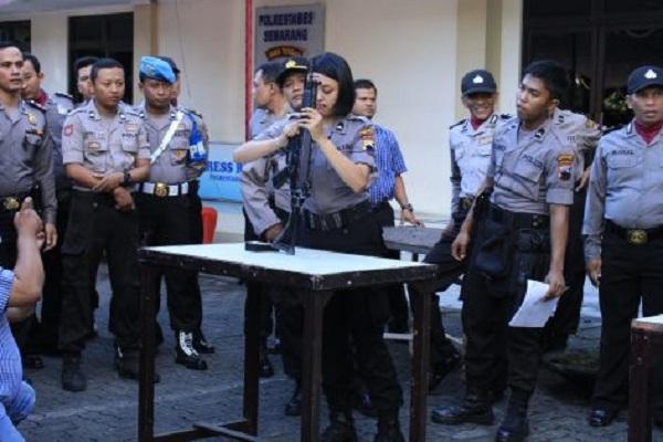 Polwan Adu Cepat Bongkar Pasang Senjata