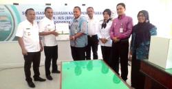 Bupati Tapteng Serahkan Secara Simbolis Boxdrop Peserta JKN KIS Kepada Camat