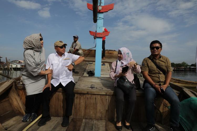 Nyeberang Naik Kapal Motor, Edy Rahmayadi Sapa Warga Perlis Langkat