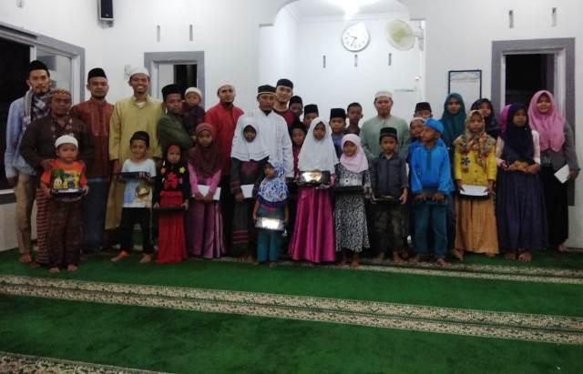 Tumbuhkan Kepedulian Sosial, Warga Komplek Pondok 4 Kampung Kolam Beri Bantuan Anak Yatim