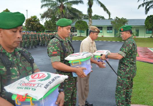 Danrem 022/PT Serahkan Bingkisan ke Prajurit Jajaran Korem 022/PT